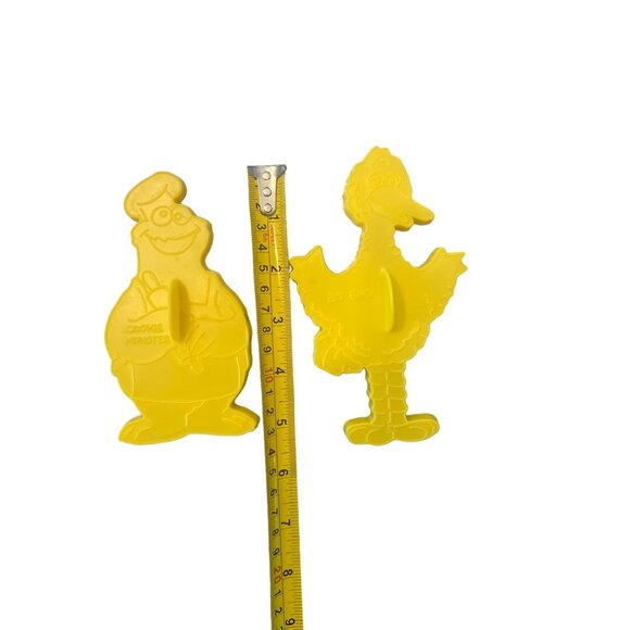 Vintage 1977 Sesame Street Plastic Cookie Cutters Big Bird And Cookie Monster - Picture 2 of 3